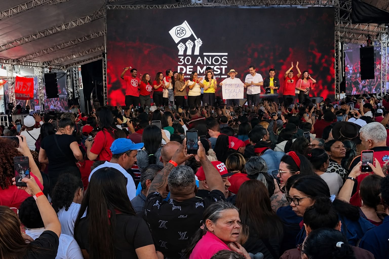 Foto da reportagem Em Taboão, Lula promete 3 milhões de moradias e Janja convoca homens contra o feminicídio