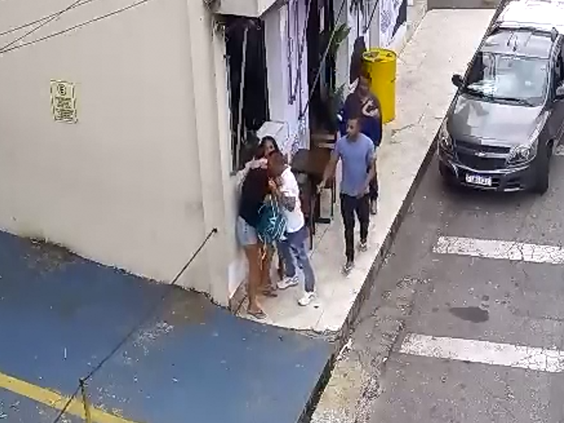 Foto da reportagem Homem é preso após agredir ex-companheira em via pública e ameaçá-la de morte em Taboão da Serra