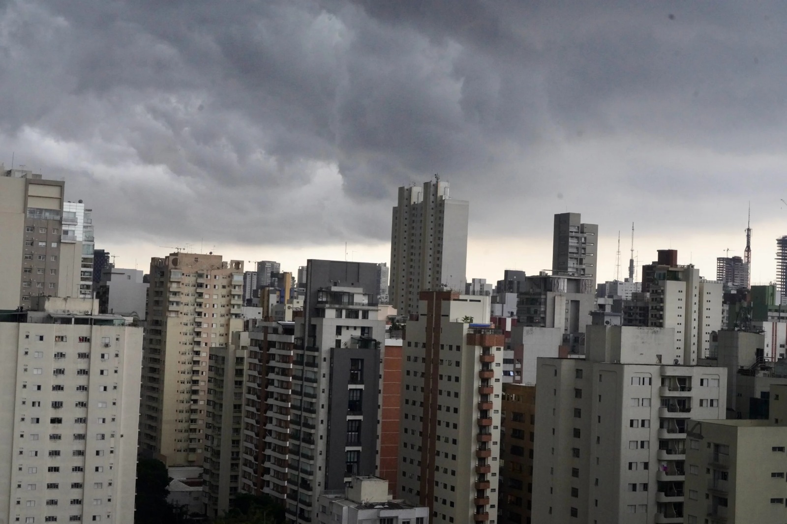 Foto da reportagem Defesa Civil alerta para chegada de frente fria com chuva e rajadas de vento no Estado de São Paulo