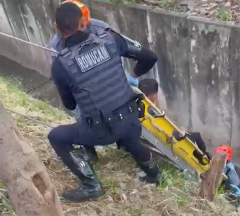 Foto da reportagem Homem é preso após cair com carro furtado em córrego e ser resgatado pelos bombeiros em Taboão da Serra