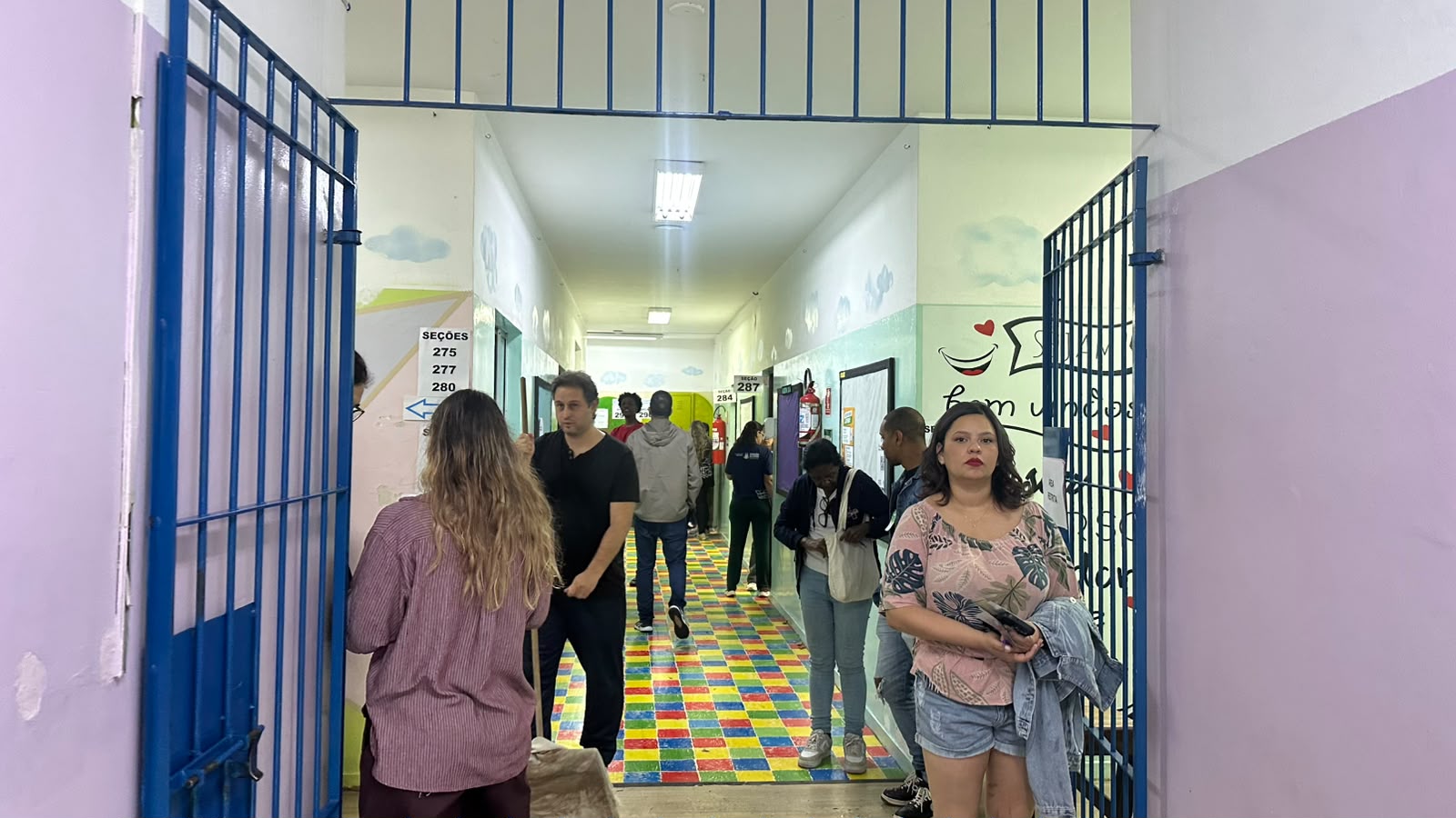 Foto da reportagem Chuva e filas marcam votação, mas eleições são encerradas com tranquilidade em Taboão, Embu e Itapecerica