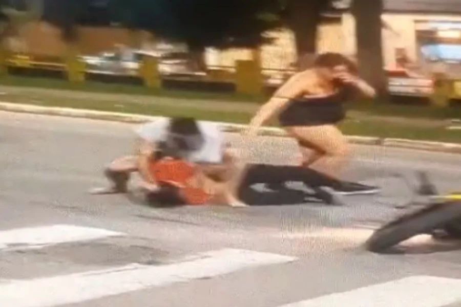 Foto da reportagem Pai é brutalmente espancado ao tentar proteger filhas de 5 e 7 anos; mãe e padrasto são presos por tentativa de homicídio