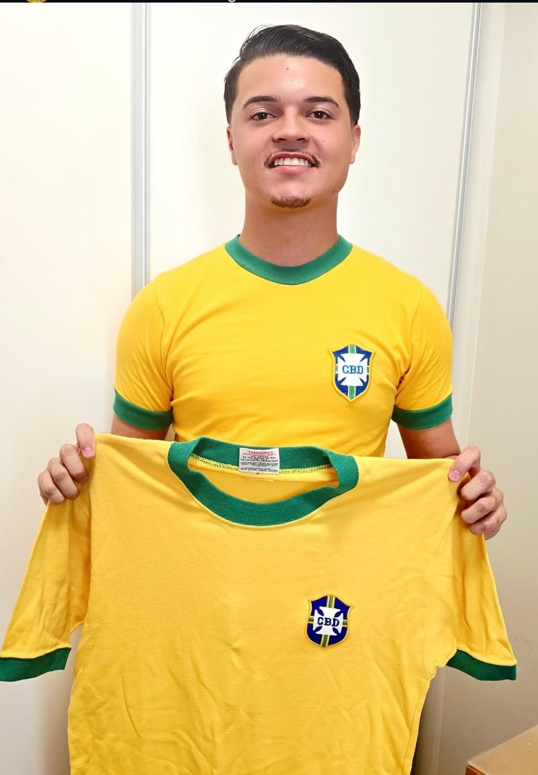 Foto da reportagem Jovem ator de Taboão da Serra chega à Netflix em série sobre o maior momento da história do futebol brasileiro