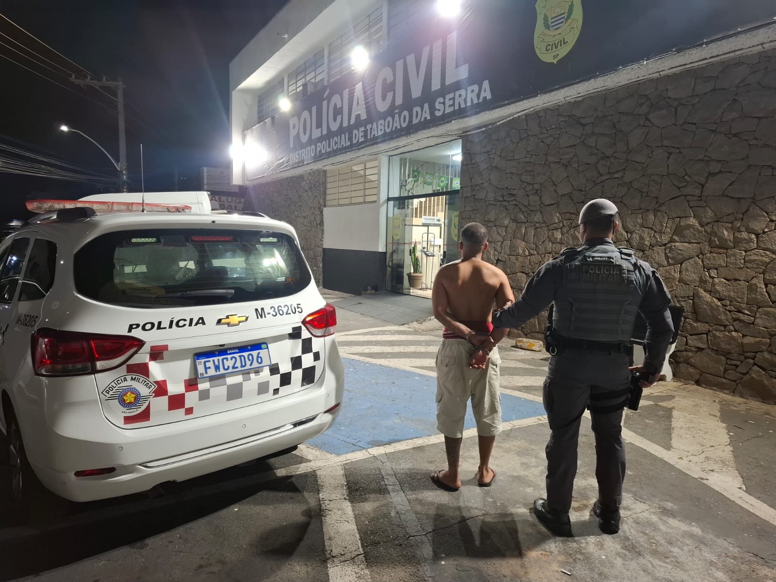 Foto da reportagem Homem é preso por violência doméstica após quebrar móveis e ameaçar familiares em Taboão da Serra