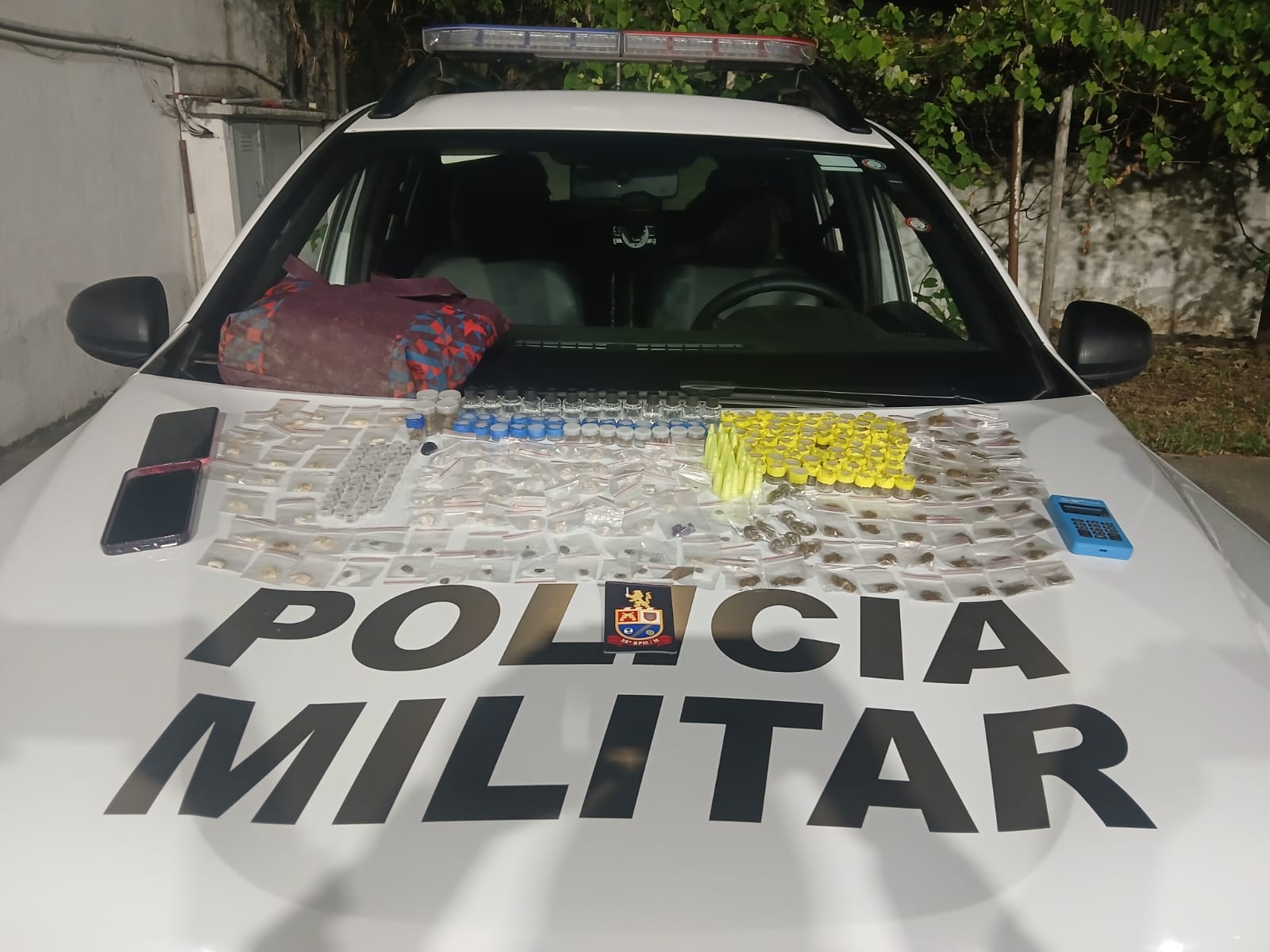 Foto da reportagem Polícia Militar encontra “estoque” de drogas dentro de residência em Embu das Artes