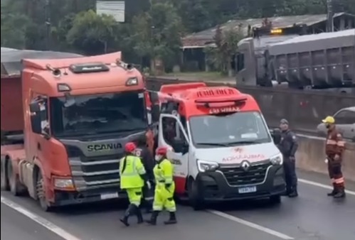 Foto da reportagem Grave acidente envolvendo caminhão e moto causa lentidão na Avenida Taboão